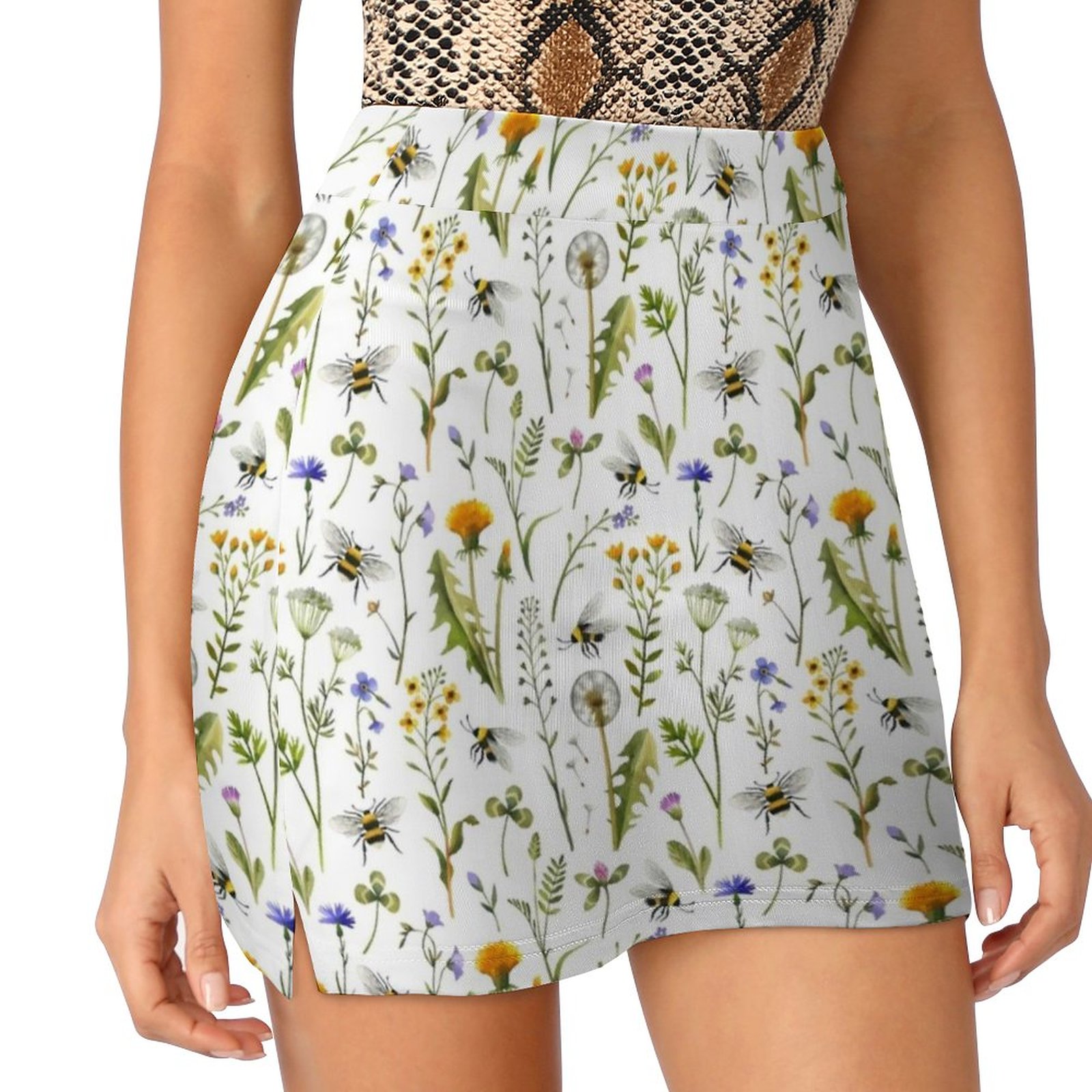 Bees And Wildflowers On White  - Badminton Minion recensie en prijs