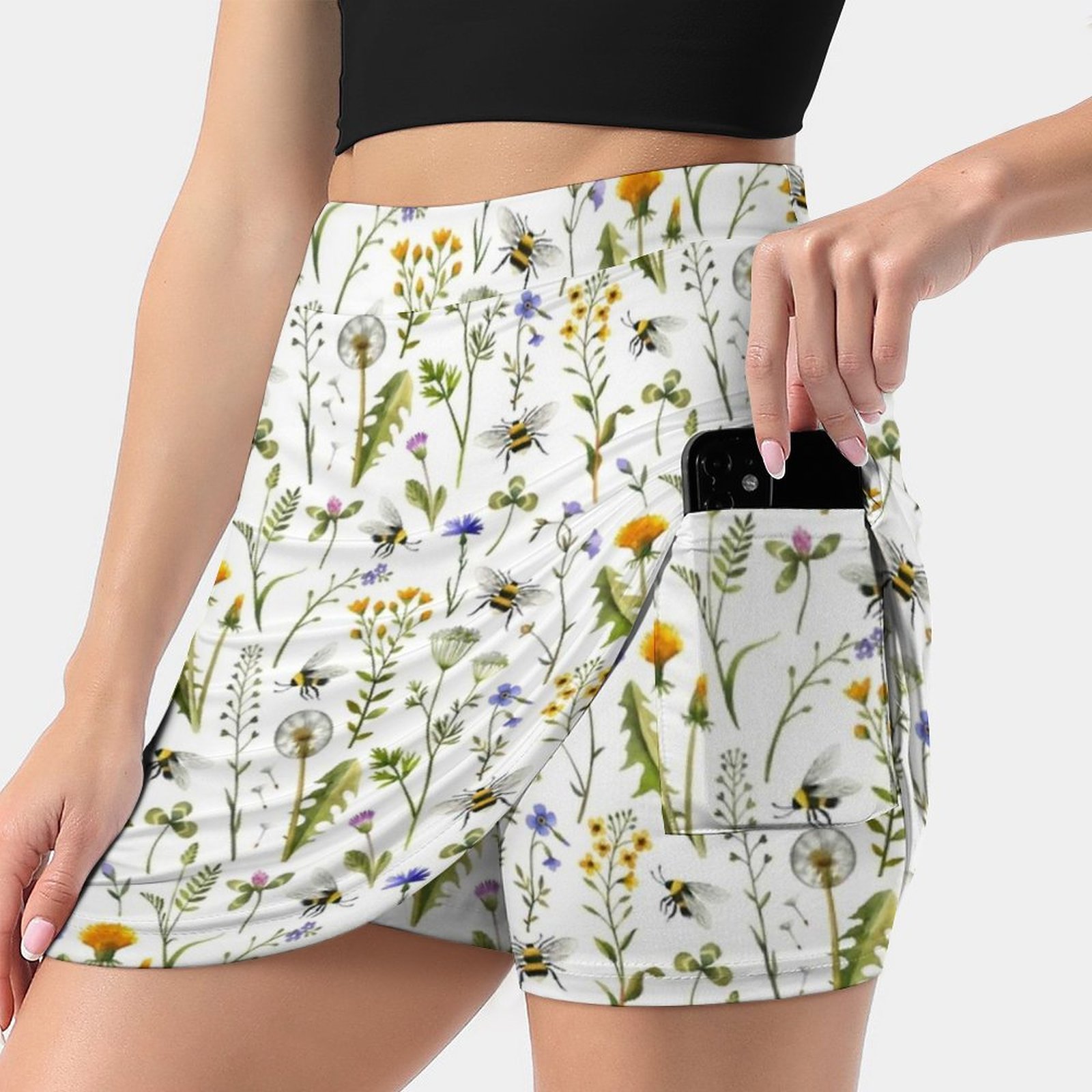 Bees And Wildflowers On White  - Badminton Minion recensie en prijs